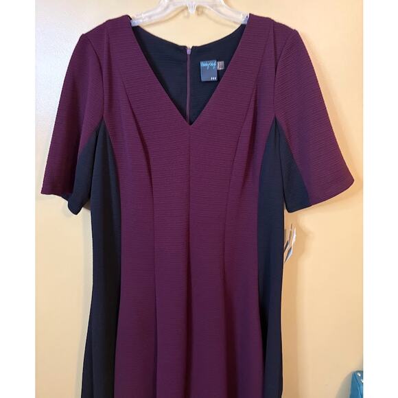 Gabby Skye Wine and Black Fit and Flare Dress Size 18/20 NWT - Picture 2 of 7